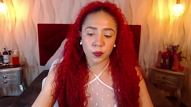 Snapshot of IsabelaLatina chatting on 06/05/26, 01:54 IsabelaLatina online show from 06/05/26, 01:54