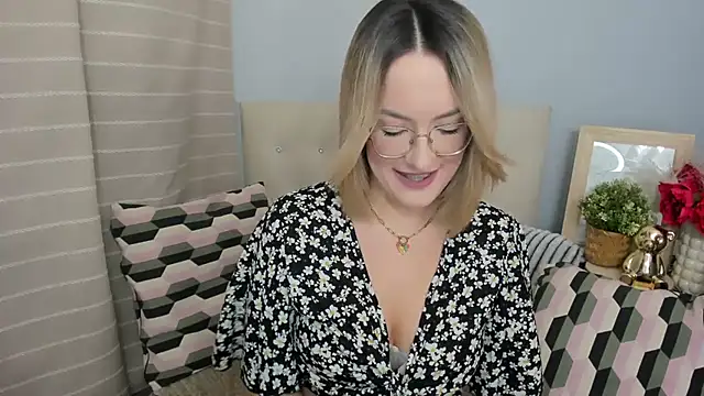 MollyFlowers online show from 03/23/26, 06:08