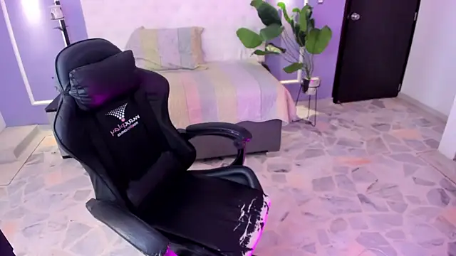 martinasaez online show from 04/15/26, 07:51