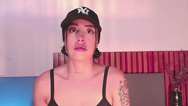 NoraDasilva online show from 12/02/25, 01:35