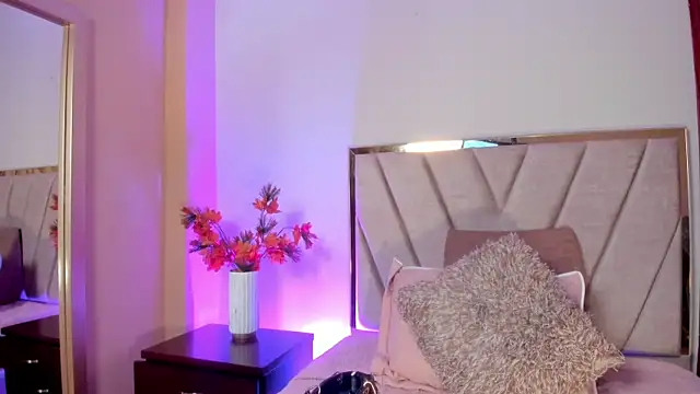 NoraDasilva online show from 12/05/25, 12:32