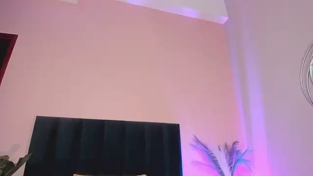 NoraDasilva online show from 12/04/25, 12:42