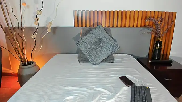 NoraDasilva online show from 12/23/25, 12:11