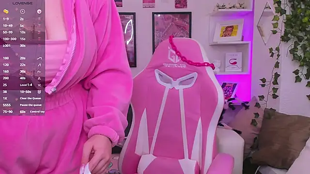 art lovee online show from 10/15/25, 02:10