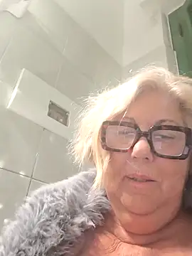 Snapshot of Merilulla chatting on 04/19/26, 12:44 Merilulla online show from 04/19/26, 12:44