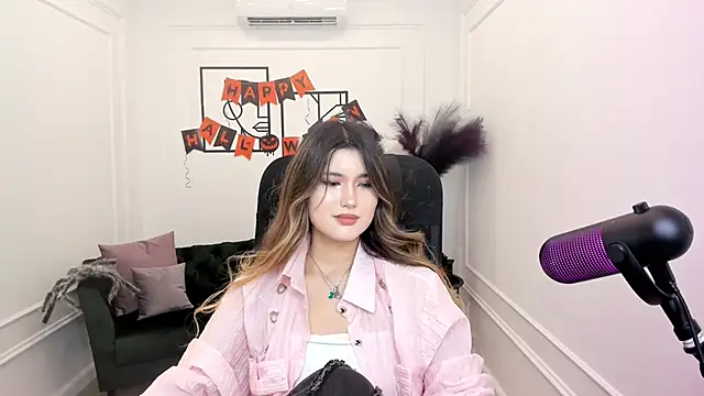 Snapshot of AnneTLi chatting on 10/19/25, 08:44 AnneTLi online show from 10/19/25, 08:44