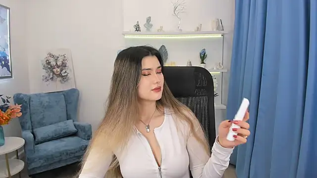 AnneTLi online show from 11/14/25, 03:32