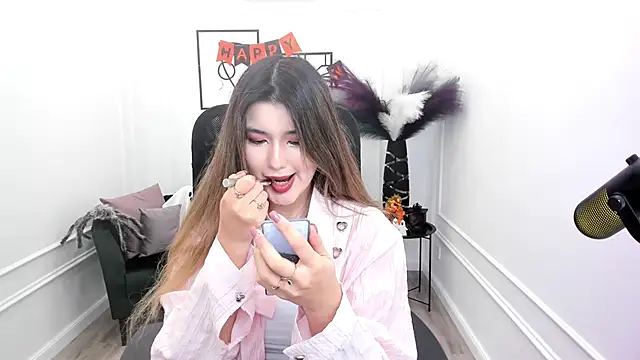 AnneTLi online show from 10/22/25, 03:39