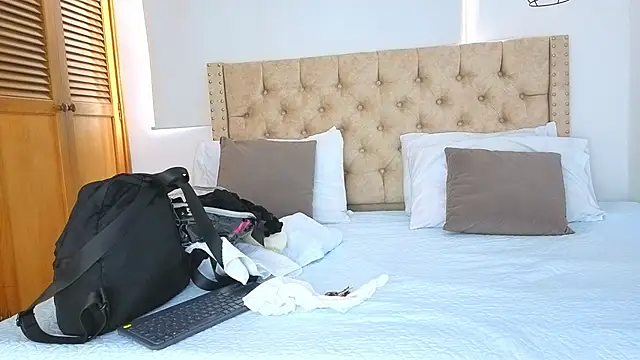 KeryHillson online show from 11/02/25, 01:49