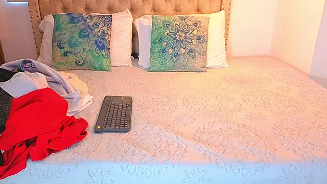 KeryHillson online show from 10/26/25, 02:39