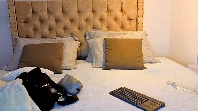 KeryHillson online show from 12/22/25, 12:05