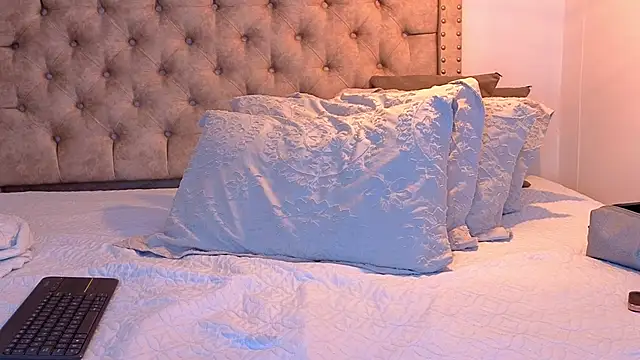 KeryHillson online show from 12/14/25, 01:06