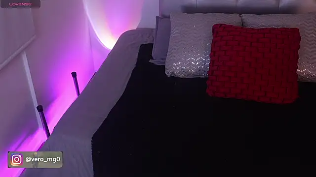 Snapshot of _Eyra chatting on 12/22/25, 02:44 Eyra online show from 12/22/25, 02:44