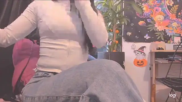 MYFAVOURITESTRAGER online show from 10/28/25, 04:06