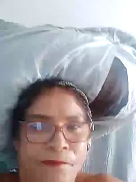 Snapshot of Delicy1 chatting on 02/19/25, 04:33 Delicy1 online show from 02/19/25, 04:33