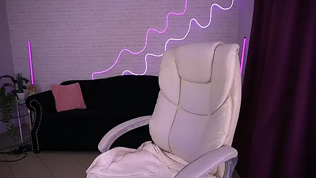 Daenerys Daenn online show from 12/21/25, 07:32