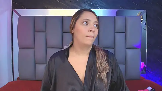 Snapshot of _MiaBrown_ chatting on 10/04/25, 12:07 MiaBrown online show from 10/04/25, 12:07