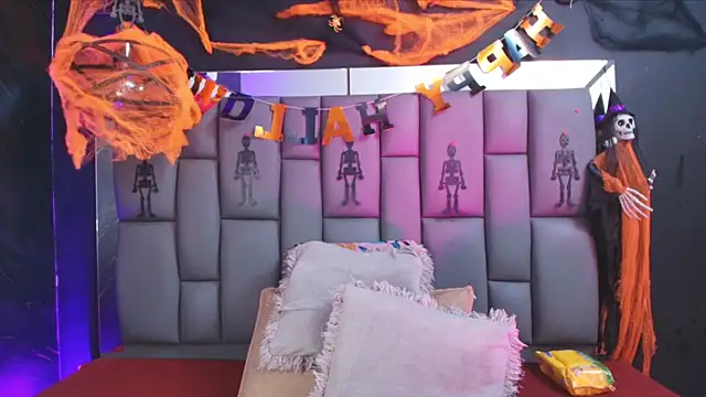 Snapshot of _MiaBrown_ chatting on 10/28/25, 12:04 MiaBrown online show from 10/28/25, 12:04