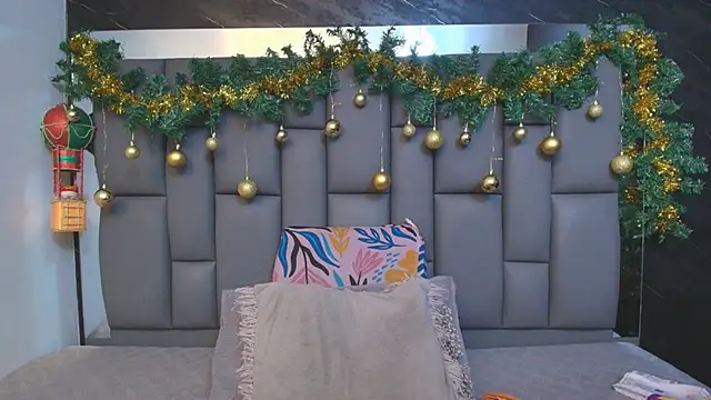 Snapshot of _MiaBrown_ chatting on 12/15/25, 12:11 MiaBrown online show from 12/15/25, 12:11