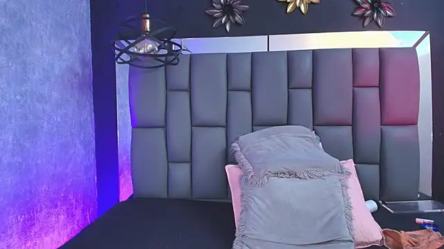 Snapshot of _MiaBrown_ chatting on 09/20/25, 12:10 MiaBrown online show from 09/20/25, 12:10