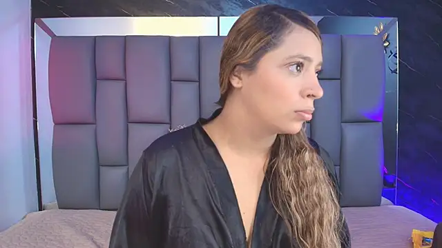 Snapshot of _MiaBrown_ chatting on 10/03/25, 12:06 MiaBrown online show from 10/03/25, 12:06