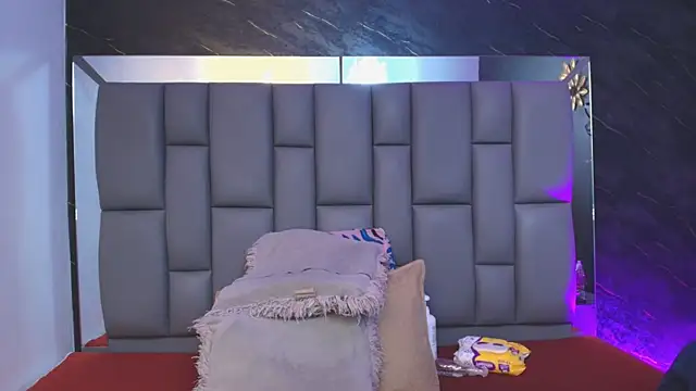 Snapshot of _MiaBrown_ chatting on 11/21/25, 12:04 MiaBrown online show from 11/21/25, 12:04