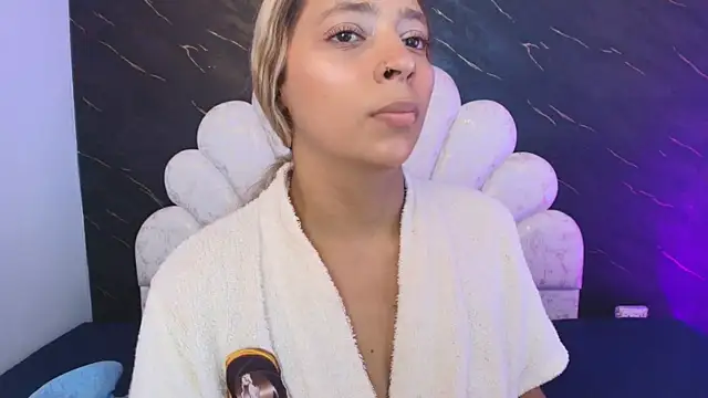 Snapshot of _MiaBrown_ chatting on 07/21/26, 12:06 MiaBrown online show from 07/21/26, 12:06