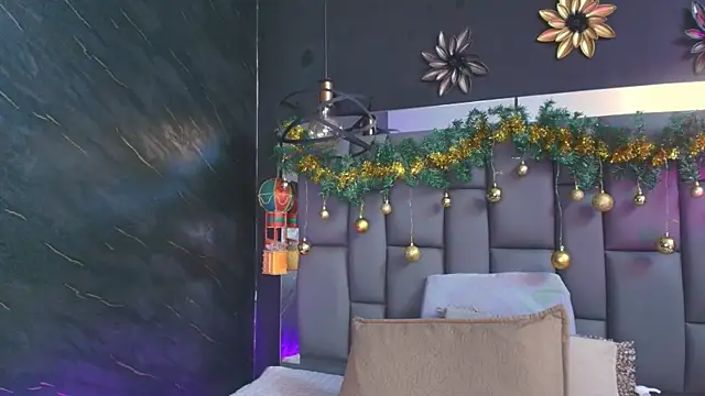  MiaBrown  online show from 12/22/25, 12:05