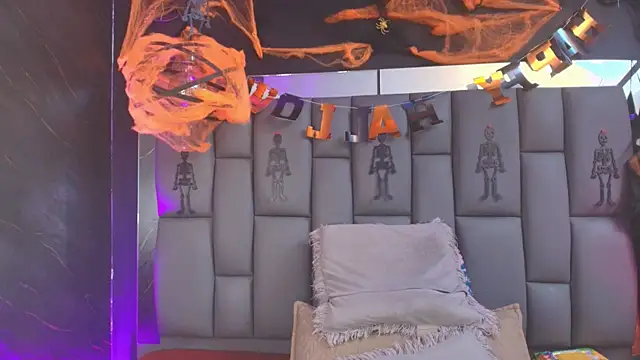 Snapshot of _MiaBrown_ chatting on 11/01/25, 12:10 MiaBrown online show from 11/01/25, 12:10