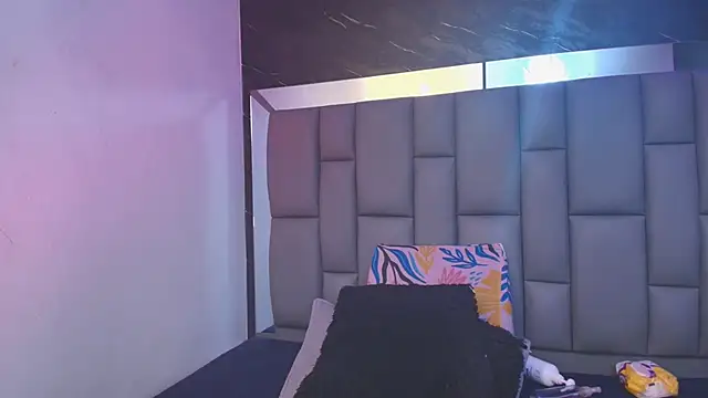 Snapshot of _MiaBrown_ chatting on 11/24/25, 12:05 MiaBrown online show from 11/24/25, 12:05