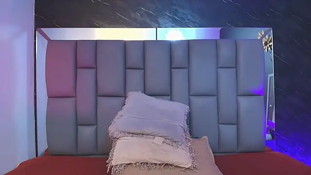 Snapshot of _MiaBrown_ chatting on 10/07/25, 12:06 MiaBrown online show from 10/07/25, 12:06