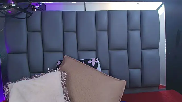 Snapshot of _MiaBrown_ chatting on 11/08/25, 12:09 MiaBrown online show from 11/08/25, 12:09