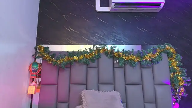 Snapshot of _MiaBrown_ chatting on 12/04/25, 12:04 MiaBrown online show from 12/04/25, 12:04