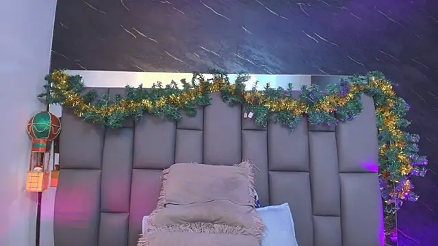 Snapshot of _MiaBrown_ chatting on 12/02/25, 12:07 MiaBrown online show from 12/02/25, 12:07