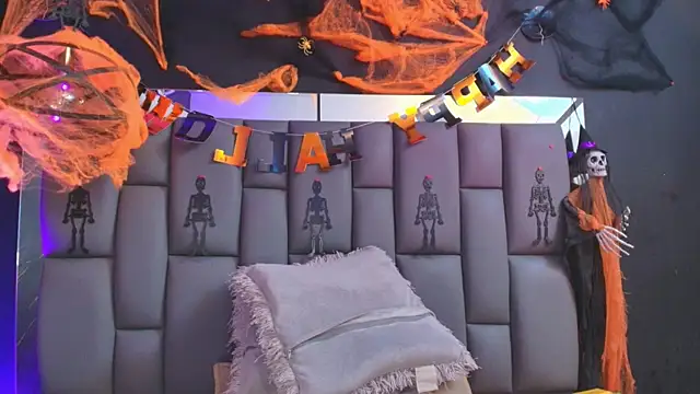 Snapshot of _MiaBrown_ chatting on 10/27/25, 12:06 MiaBrown online show from 10/27/25, 12:06