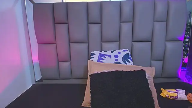 Snapshot of _MiaBrown_ chatting on 11/25/25, 12:05 MiaBrown online show from 11/25/25, 12:05