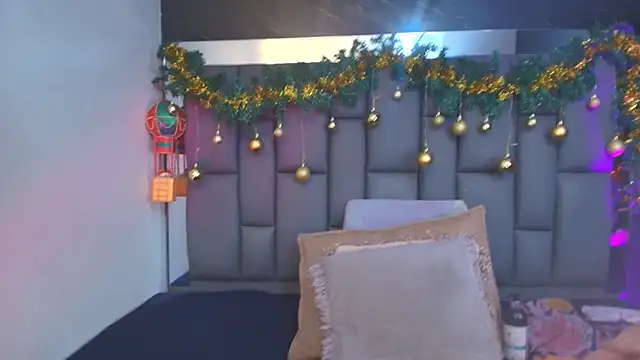 Snapshot of _MiaBrown_ chatting on 12/18/25, 12:09 MiaBrown online show from 12/18/25, 12:09