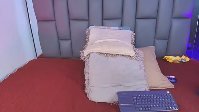 Snapshot of _MiaBrown_ chatting on 10/01/25, 12:09 MiaBrown online show from 10/01/25, 12:09