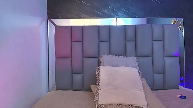 Snapshot of _MiaBrown_ chatting on 10/08/25, 12:07 MiaBrown online show from 10/08/25, 12:07