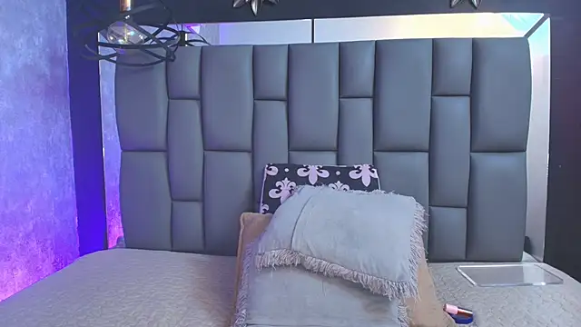 Snapshot of _MiaBrown_ chatting on 09/15/25, 12:05 MiaBrown online show from 09/15/25, 12:05