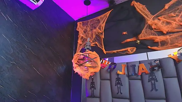 Snapshot of _MiaBrown_ chatting on 10/29/25, 12:04 MiaBrown online show from 10/29/25, 12:04