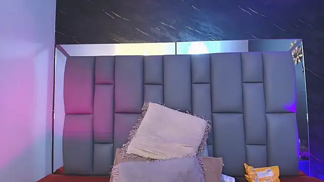 Snapshot of _MiaBrown_ chatting on 10/18/25, 12:07 MiaBrown online show from 10/18/25, 12:07