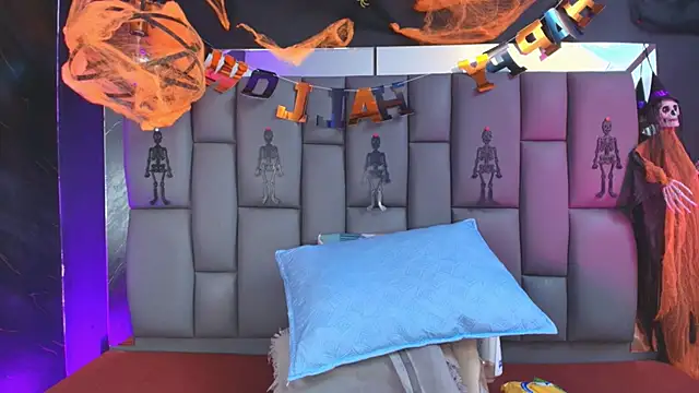 Snapshot of _MiaBrown_ chatting on 10/24/25, 12:04 MiaBrown online show from 10/24/25, 12:04