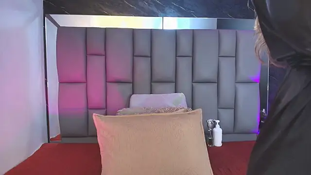 Snapshot of _MiaBrown_ chatting on 11/14/25, 12:09 MiaBrown online show from 11/14/25, 12:09