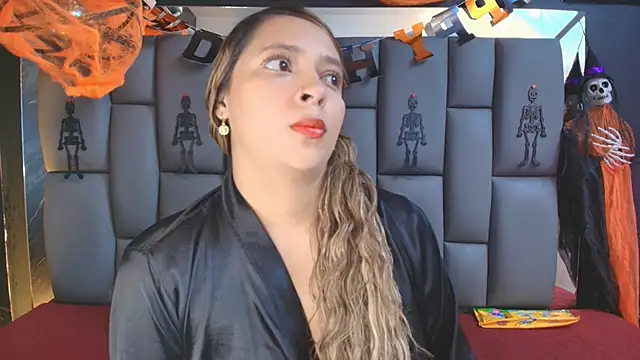 Snapshot of _MiaBrown_ chatting on 10/21/25, 12:15 MiaBrown online show from 10/21/25, 12:15