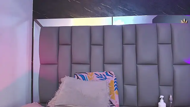 Snapshot of _MiaBrown_ chatting on 11/20/25, 12:06 MiaBrown online show from 11/20/25, 12:06