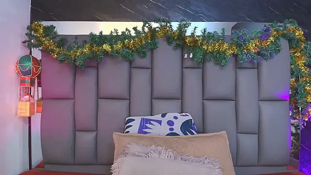 Snapshot of _MiaBrown_ chatting on 12/05/25, 12:04 MiaBrown online show from 12/05/25, 12:04