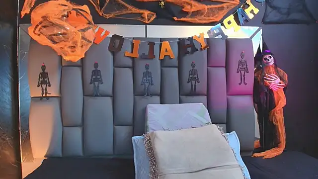 Snapshot of _MiaBrown_ chatting on 10/20/25, 12:06 MiaBrown online show from 10/20/25, 12:06