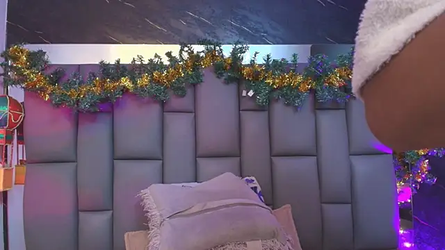 Snapshot of _MiaBrown_ chatting on 12/03/25, 12:04 MiaBrown online show from 12/03/25, 12:04