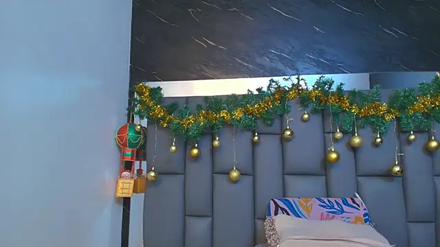 Snapshot of _MiaBrown_ chatting on 12/16/25, 12:09 MiaBrown online show from 12/16/25, 12:09